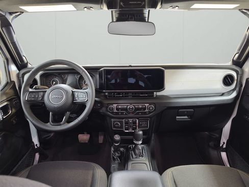 Certified 2025 Jeep Gladiator Sport AWD/4WD image 16
