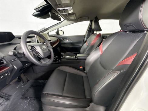Used 2025 Toyota Prius Plug-In Hybrid image 3