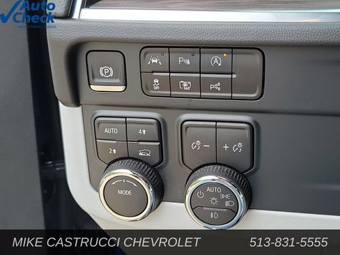 Used 2025 Chevrolet Suburban Premier AWD/4WD image 23