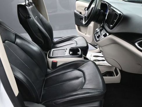 Used 2022 Chrysler Pacifica Touring-L FWD image 22