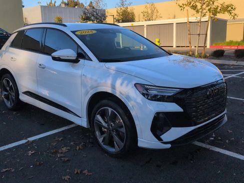 Used 2024 Audi Q4 e-tron Prestige image 2