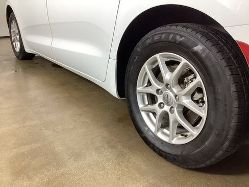 Used 2024 Chrysler Pacifica Touring-L FWD image 17
