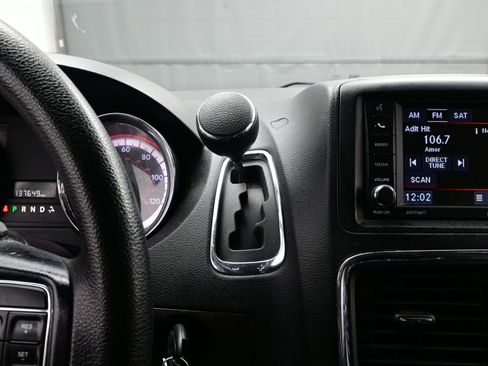 Used 2019 Dodge Grand Caravan SE w/ UConnect Hands-Free Group image 19