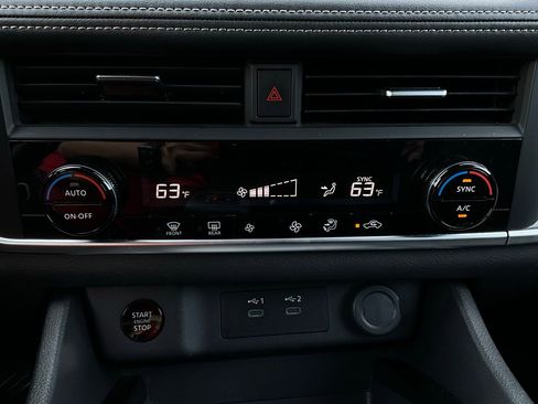 Used 2025 Nissan Rogue SV image 28