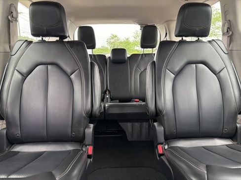 Used 2023 Chrysler Pacifica Touring-L FWD image 30