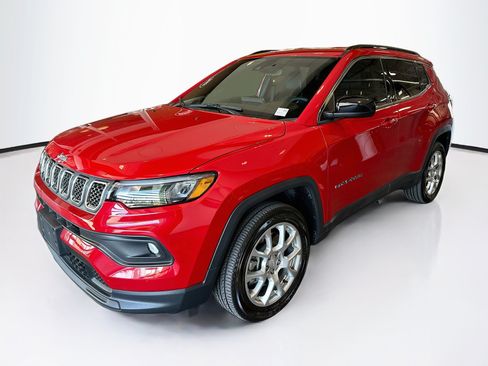 Used 2023 Jeep Compass Latitude AWD/4WD image 3