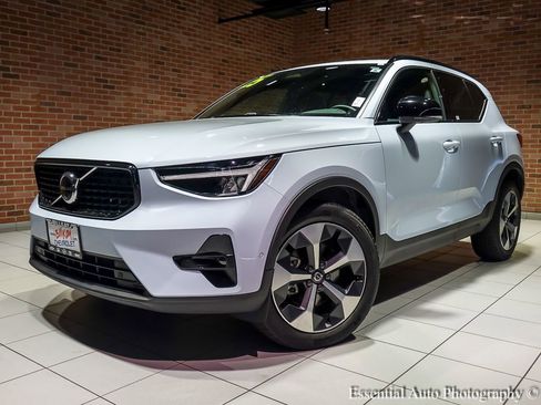 Used 2025 Volvo XC40 B5 Plus AWD/4WD image 2