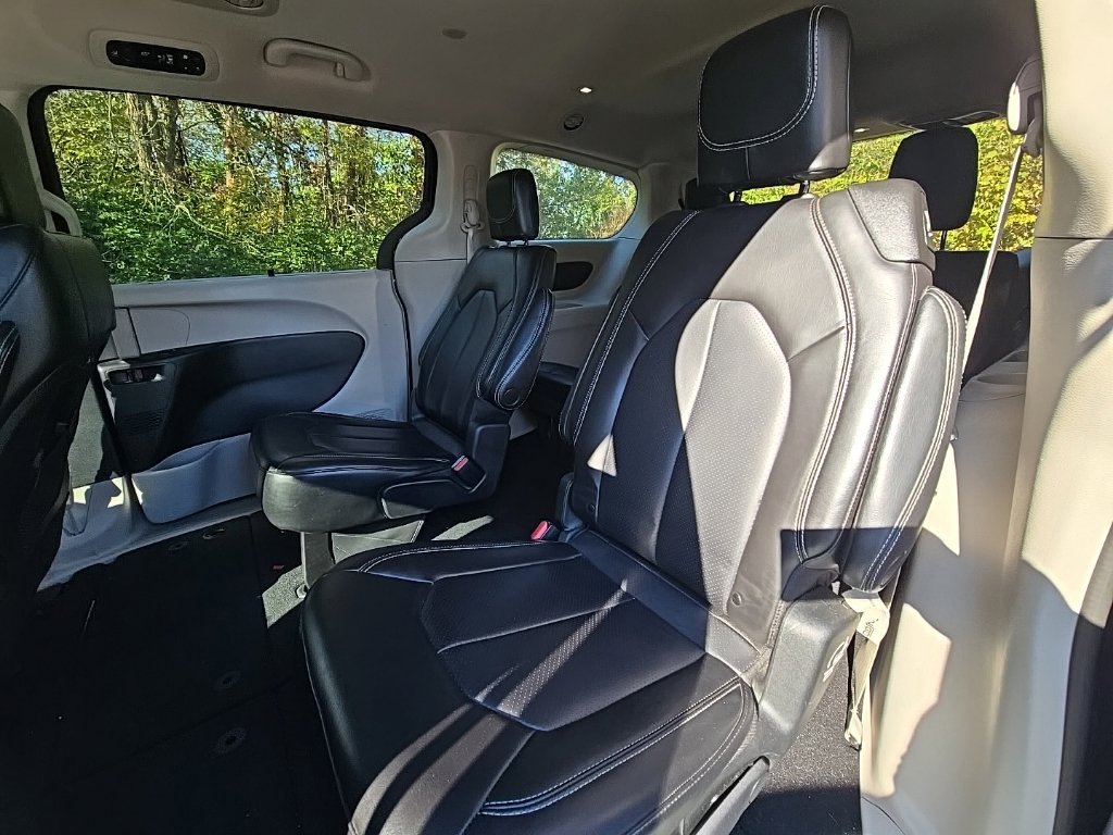 Used 2023 Chrysler Pacifica Touring-L FWD image 20