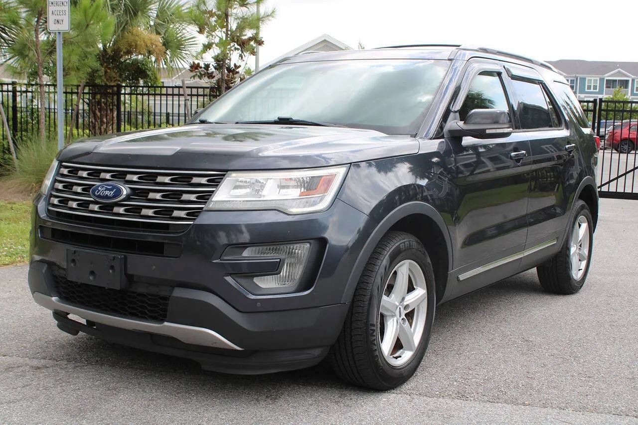 Used 2017 Ford Explorer XLT w/ Equipment Group 202A AWD/4WD image 3