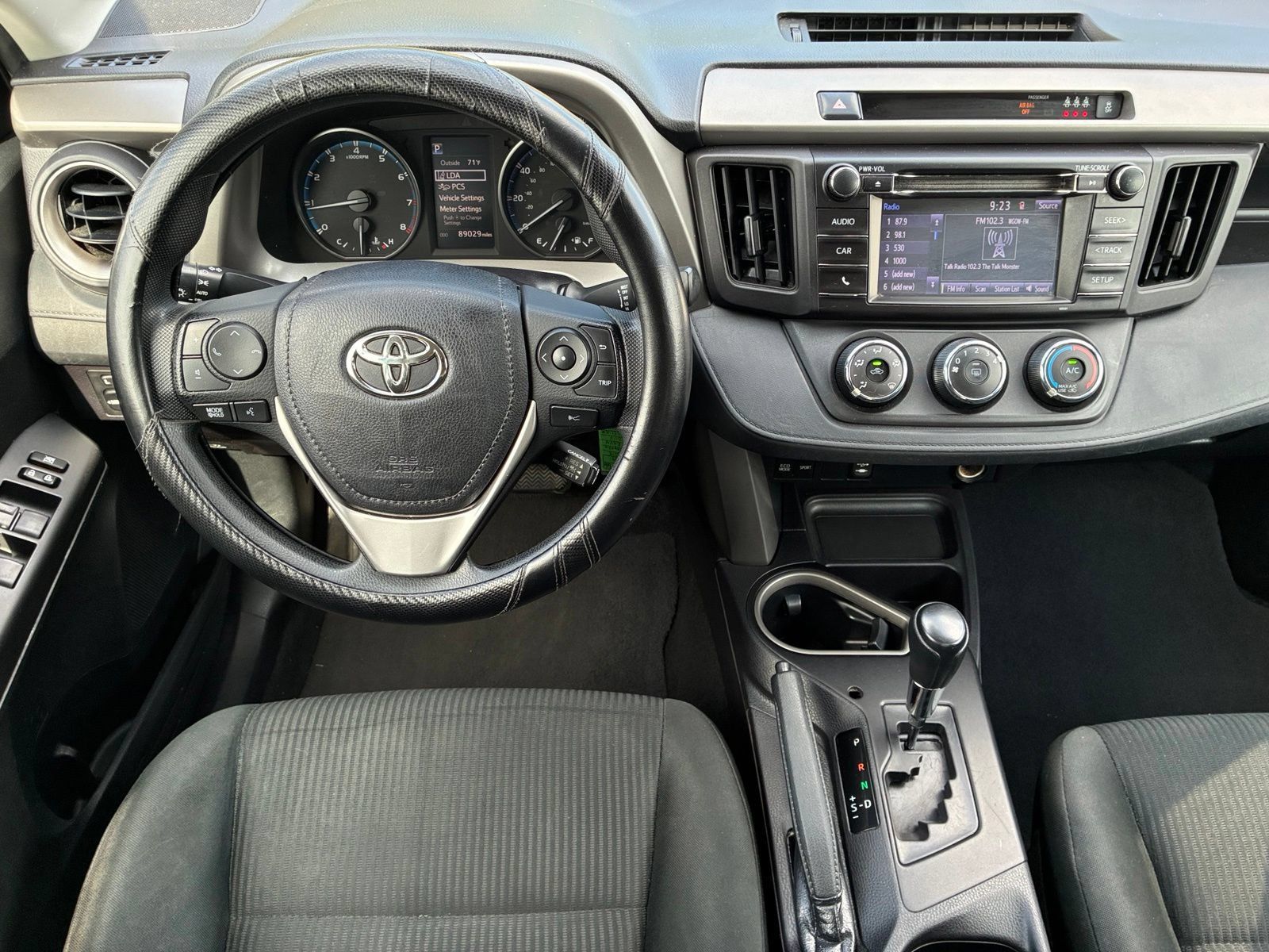 Used 2018 Toyota RAV4 LE FWD image 18