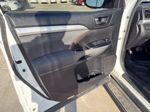 Used 2018 Toyota Highlander LE FWD image 25