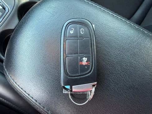 Used 2019 Jeep Cherokee Latitude Plus AWD/4WD image 25