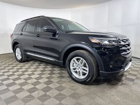 Used 2025 Ford Explorer Active image 2