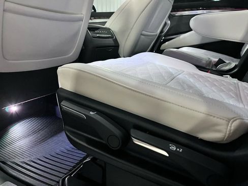 Used 2026 Cadillac Escalade Platinum Sport w/ LPO, ONYX Package image 17