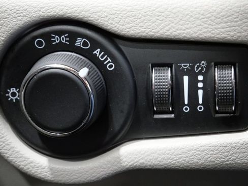 Used 2023 Chrysler Voyager LX image 14