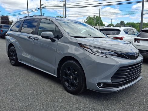 Used 2026 Toyota Sienna XLE Woodland Edition AWD/4WD image 3