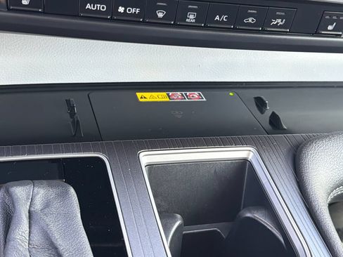 Used 2025 Toyota Sienna XLE FWD image 27
