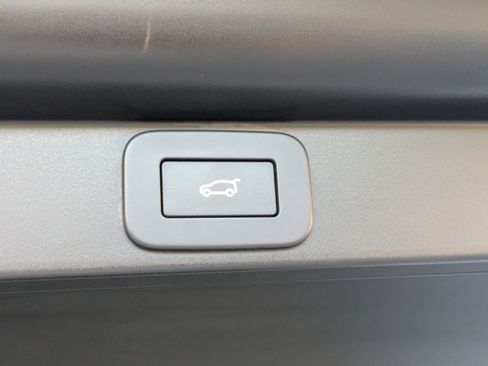 Used 2025 Land Rover Range Rover SV image 15