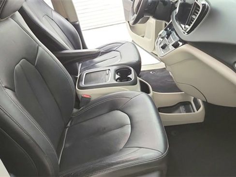 Used 2022 Chrysler Pacifica Touring-L image 19