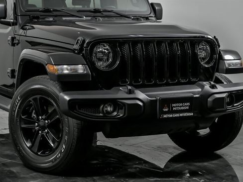 Used 2019 Jeep Wrangler Unlimited Sahara image 2