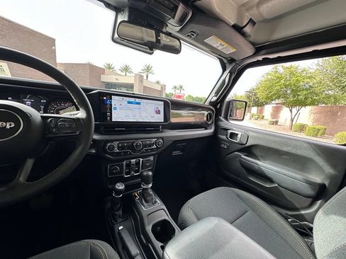 Used 2024 Jeep Gladiator Sport AWD/4WD image 9