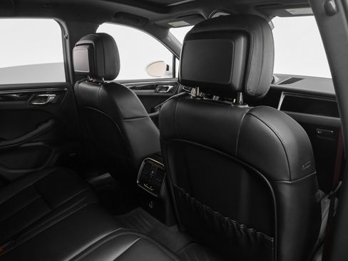 Used 2025 Porsche Macan image 24