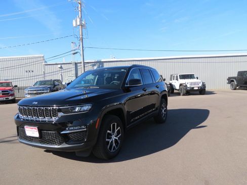 Used 2023 Jeep Grand Cherokee Limited image 7