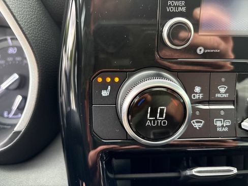 Used 2020 Toyota Highlander XLE AWD/4WD image 23