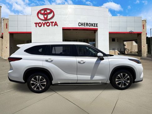 Used 2022 Toyota Highlander XLE FWD image 4
