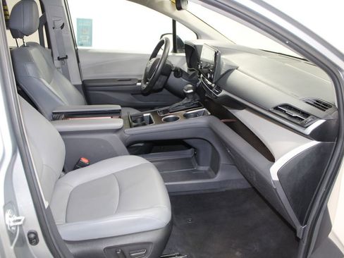 Used 2024 Toyota Sienna XLE image 28