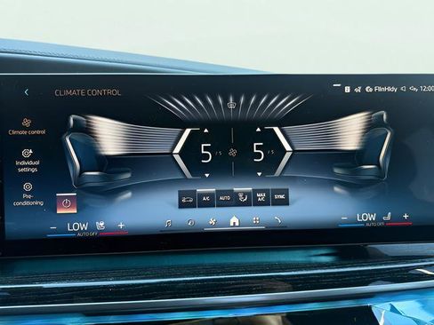 Used 2023 BMW 740i w/ Parking Assistance Package image 21