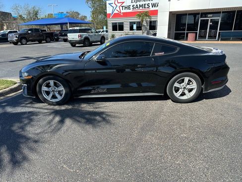 Used 2022 Ford Mustang Coupe image 3