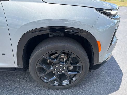 Used 2024 Chevrolet Traverse RS FWD image 9