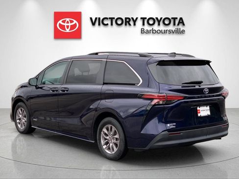 Used 2021 Toyota Sienna LE AWD/4WD image 3