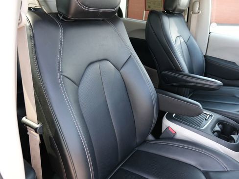 Used 2024 Chrysler Pacifica Touring-L FWD image 30