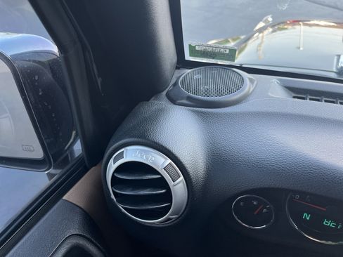 Used 2015 Jeep Wrangler Unlimited Sahara w/ Mopar Chrome Edition Group AWD/4WD image 18