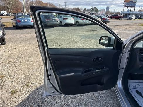 Used 2012 Nissan Versa SV w/ Convenience Pkg image 6