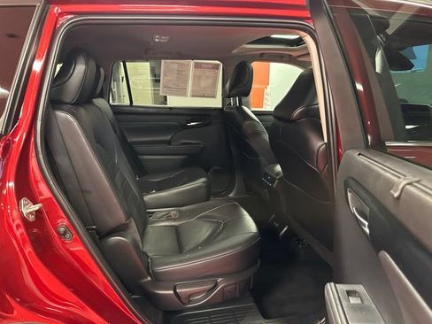 Used 2023 Toyota Highlander XLE AWD/4WD image 13