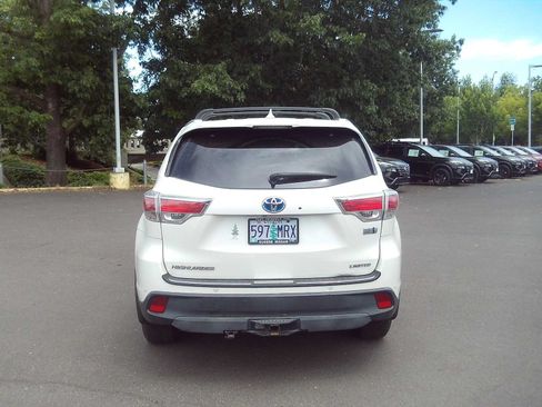 Used 2015 Toyota Highlander Limited w/ Driver Technology Package AWD/4WD image 4