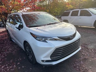Used 2025 Toyota Sienna Platinum