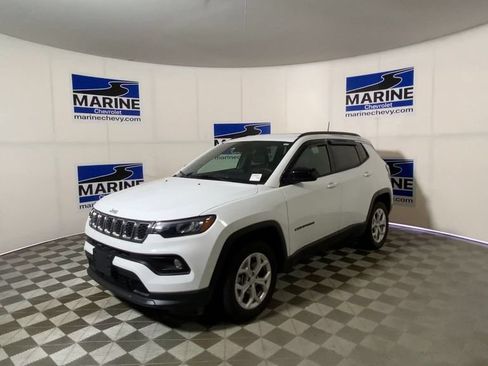 Used 2024 Jeep Compass Latitude w/ Convenience Group AWD/4WD image 6