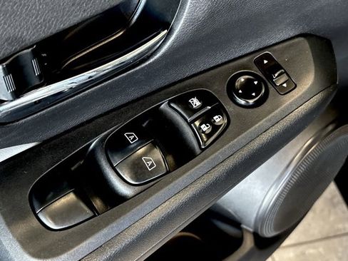 Used 2021 Nissan Kicks SR w/ SR Premium Package image 13