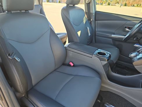 Used 2014 Toyota Prius V Five image 10