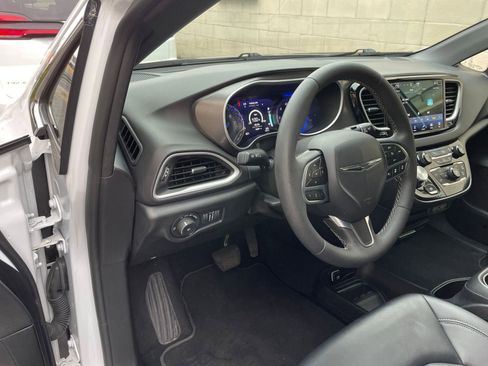 Used 2025 Chrysler Pacifica Select image 36