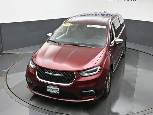 Used 2023 Chrysler Pacifica Limited FWD image 24