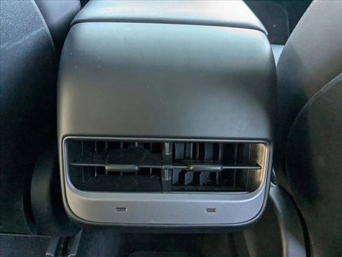 Used 2022 Tesla Model Y Long Range image 18