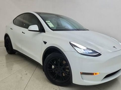 Used 2021 Tesla Model Y Long Range image 1