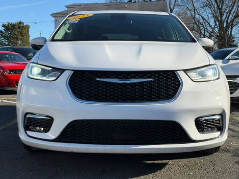 Used 2023 Chrysler Pacifica Touring-L image 7