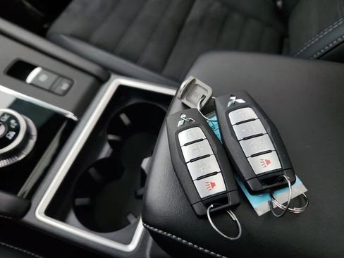 Used 2023 Mitsubishi Outlander SE image 48