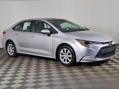 Used 2022 Toyota Corolla LE FWD image 2